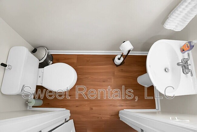 Building Photo - 124 Larkspur Dr