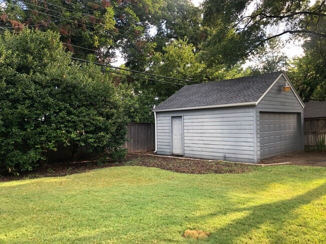 Building Photo - AVAILABLE NOW--3 BEDROOM 2 BATH HOME IN TCU AREA