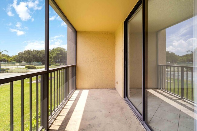 Building Photo - 2820 Tennis Club 204 Dr