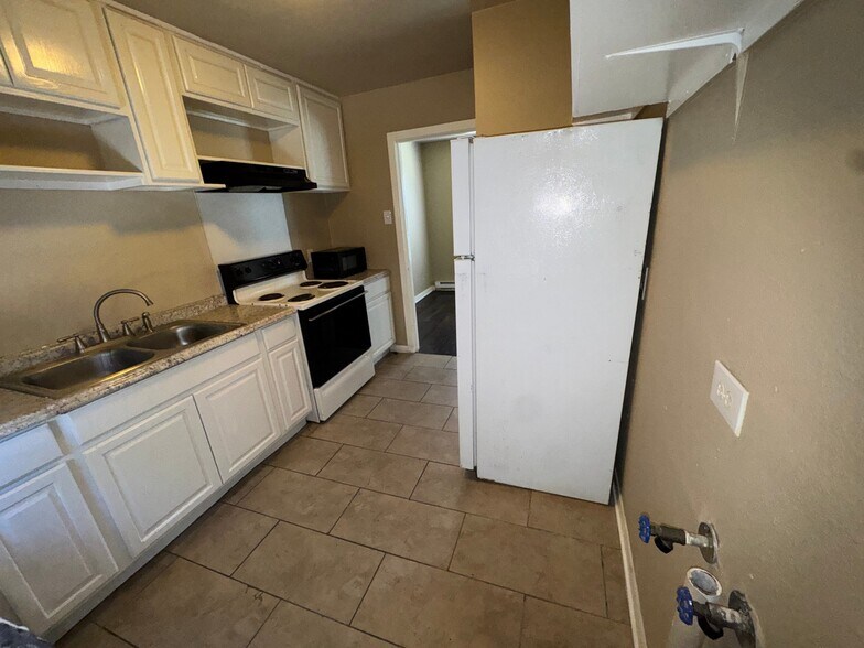 Building Photo - 245 Deerwood Dr
