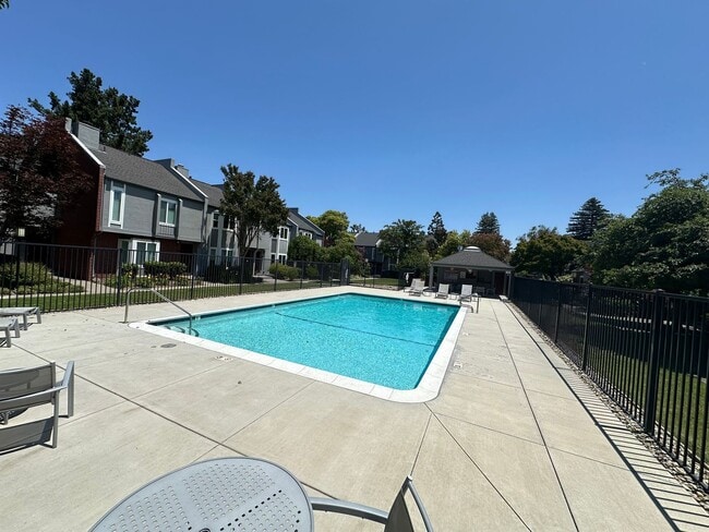 Building Photo - 3 Bed 1.5 Bath Townhome In Walnut Creek W/...
