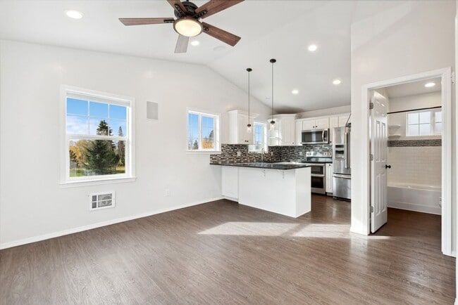 Building Photo - 2 bedroom, 1 bath apartment, close to downtown Whitefish