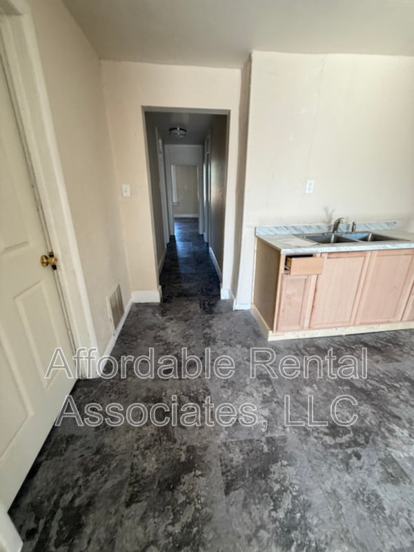 Building Photo - 2015 W Greenfield Ave