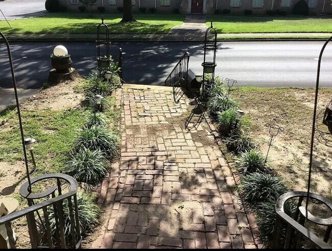 Building Photo - 3 bedroom 2 bath beautiful home with tons of character!