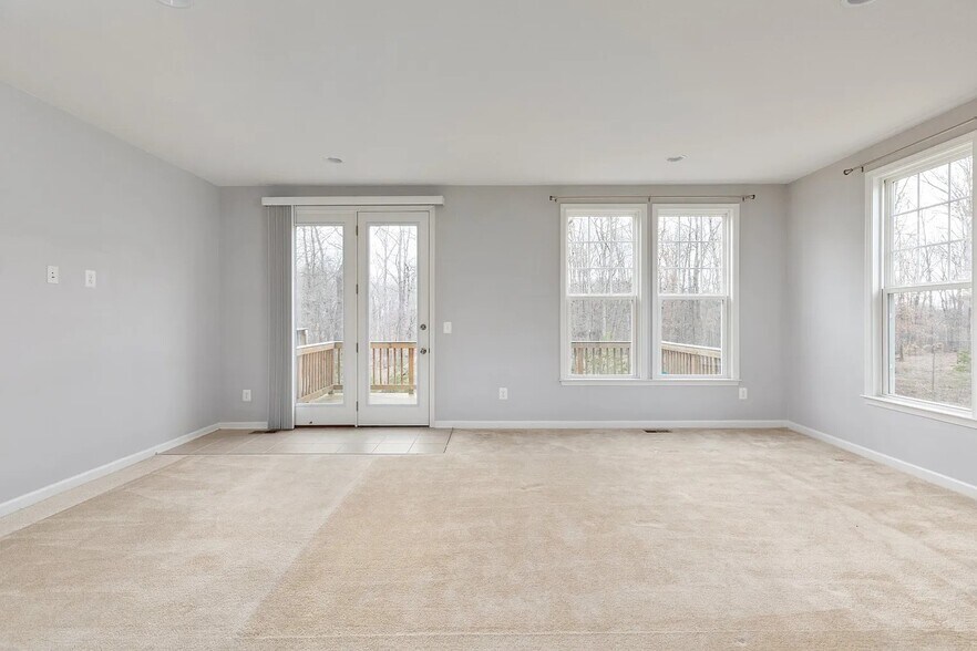 Building Photo - 148 Solara Dr