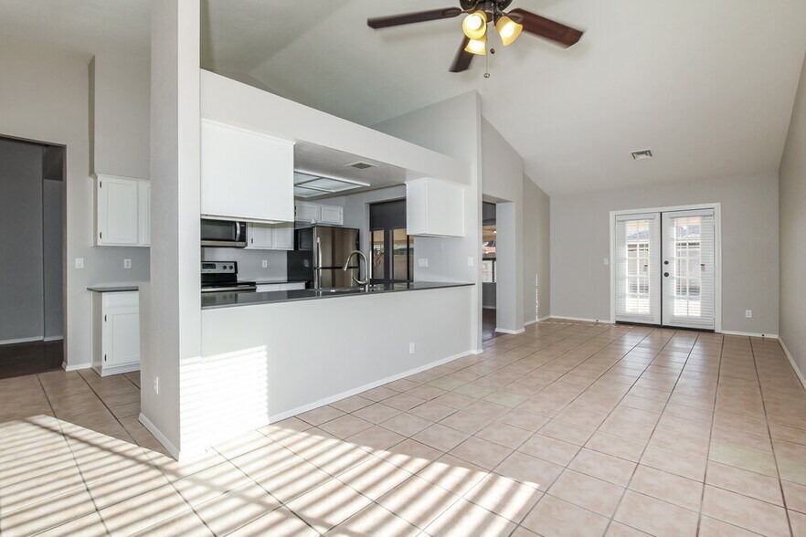 Building Photo - 5215 W Diana Ave