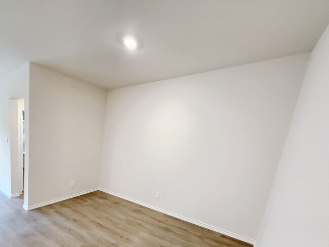 Building Photo - 4/2 in Sweetwater Springs Community, Sherman