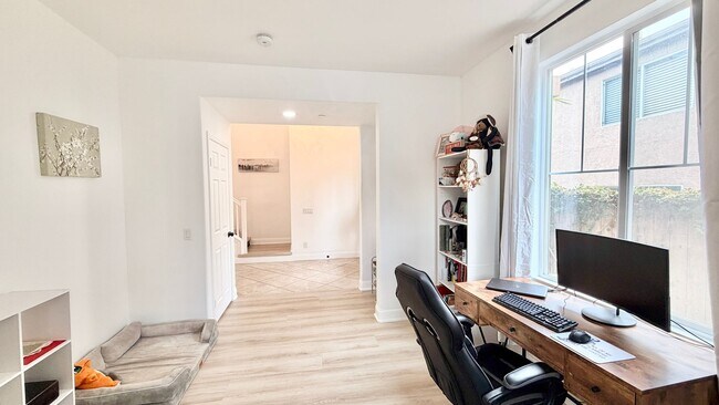 Building Photo - Beautiful Home in the Wonderful, Private, & Gated Poets Square HOA Community of Fallbrook!