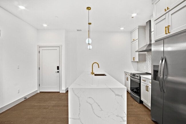 Building Photo - 127 E Cottage St