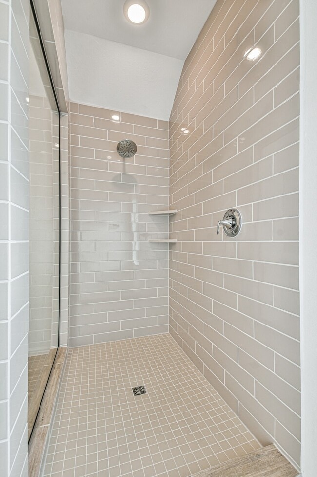Building Photo - 678 Royal Arch Dr