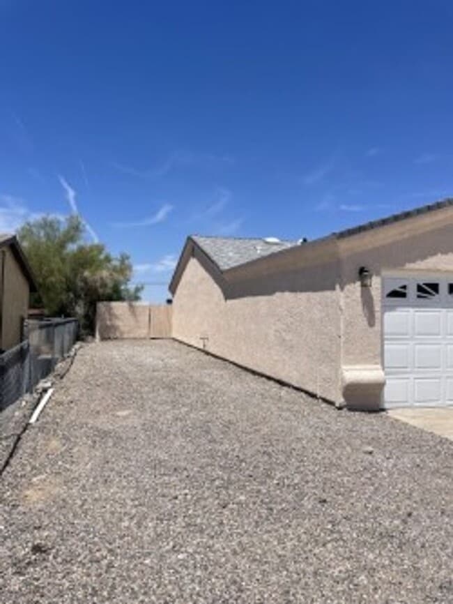 Building Photo - Move in ready! Call for a showing.