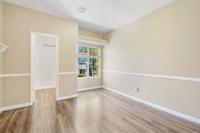 Building Photo - 2-Bedroom Condo in Gated Community!