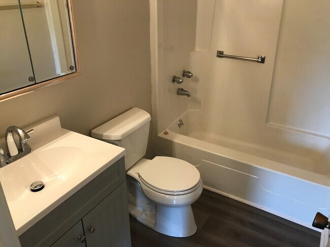 Building Photo - Move In Ready 3 Bedroom Brick Home