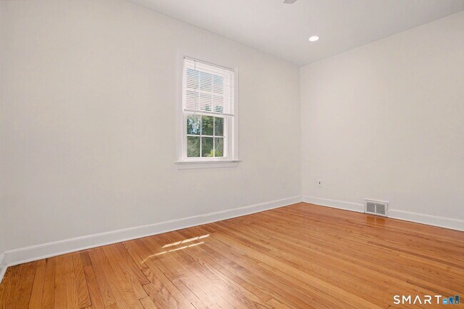 Building Photo - 32 Crescent Dr