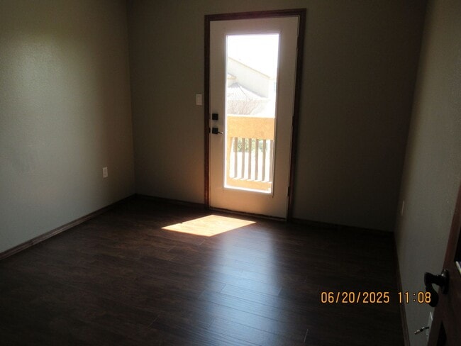 Building Photo - Massive 5Bed, 4Bath, 2Story Home Located i...