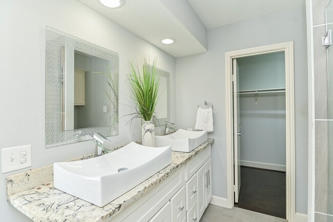 Building Photo - 12800 Briar Forest Dr