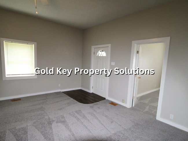 Building Photo - 3 Bed 1 Bath Home For Rent W/ Fenced Yard