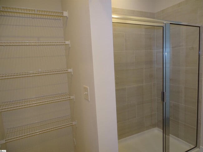 Building Photo - 146 Bromes Way