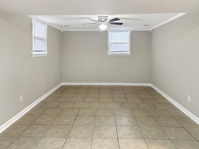 Building Photo - 120 Eastway Ln