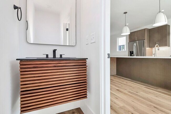 Building Photo - Stunning 3BD/3.5BA Townhome with PRIVATE POOL!