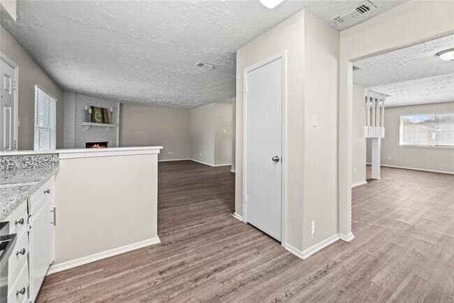 Building Photo - 7519 Wovenwood Ln