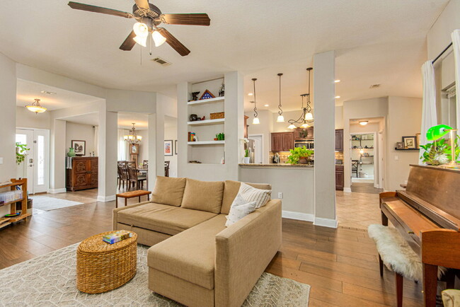Building Photo - 5 Bed House convenient to Navarre and Hurl...