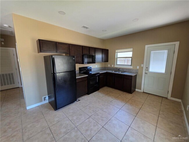 Building Photo - 2116 Garden Ridge Dr
