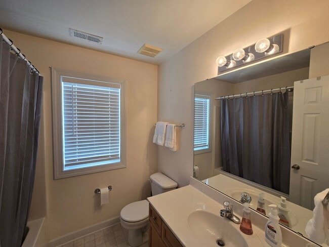 Building Photo - Spacious 2-Bedroom Townhome in Amenity-Ric...