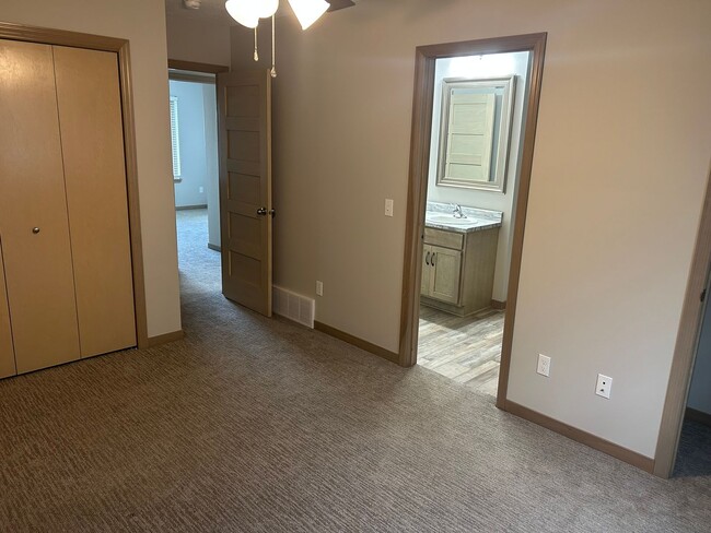 Building Photo - 9419 W Dolores Dr