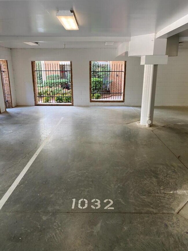 Building Photo - 1000 Kelton Cottage Way
