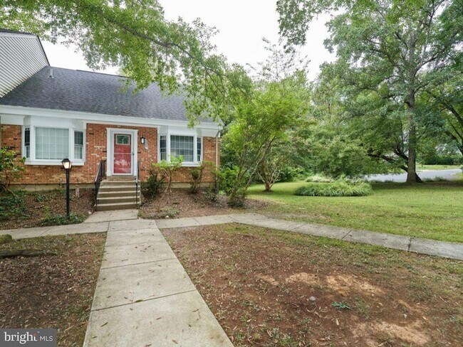 Building Photo - 9900 Kingsbridge Dr