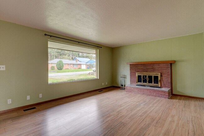 Building Photo - 3 Bedroom Single Story House w/Large Fence...