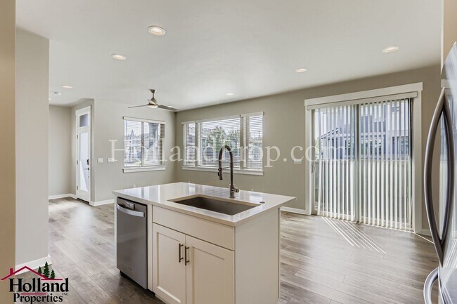 Building Photo - Beautiful 3-Bed Townhouse Near Downtown Hi...