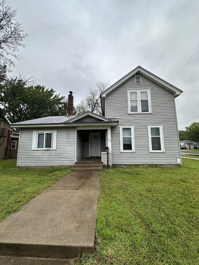 Primary Photo - 4 Bed 1 Bath close to UWEC!