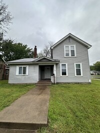Building Photo - 4 Bed 2 Bath close to UWEC!