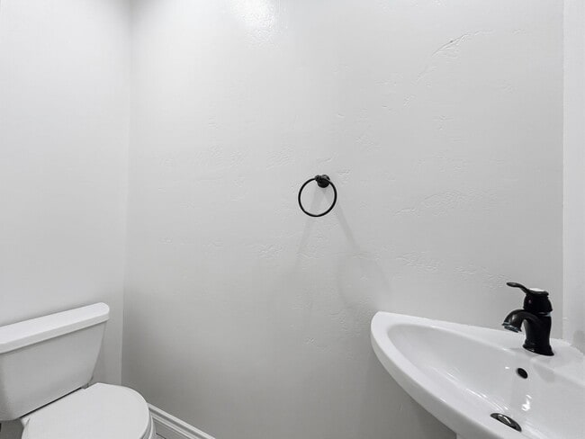 Building Photo - Beautiful 3BD/3.5BA W/ A/C and 2-Car Attached Garage in Hillcrest!