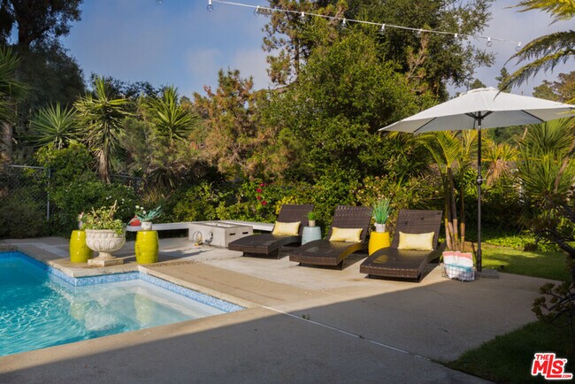 Building Photo - 774 N Kenter Ave