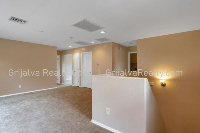 Building Photo - Beautiful 3 Bedroom 3 Bath House in Drexel...
