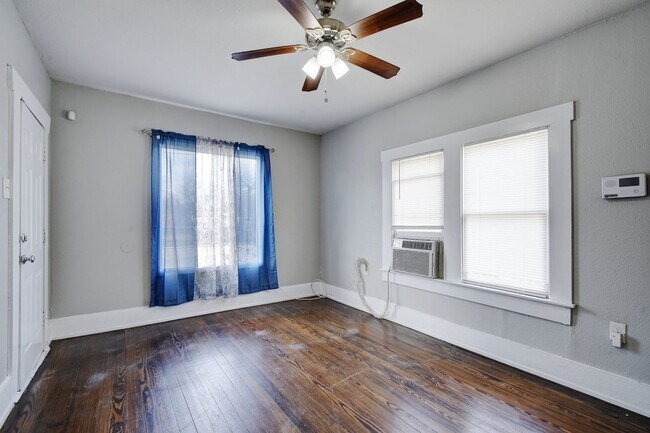 Building Photo - 1314 N Sabinas St