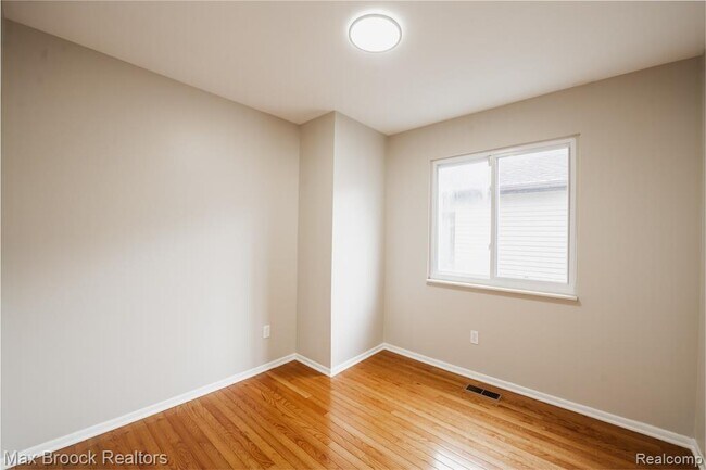 Building Photo - 5528 Sunnycrest Dr