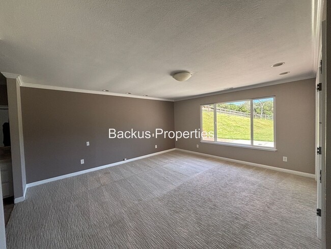 Building Photo - Wonderful property on large acre lot on Ta...