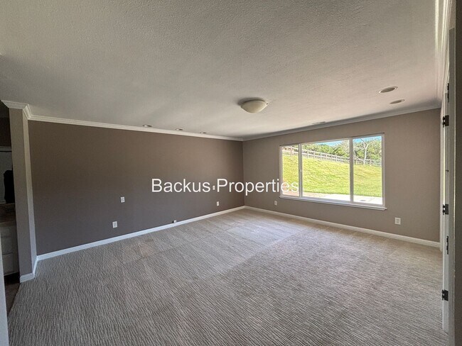 Building Photo - Wonderful three bedroom home on an acre lot in Royal Oaks