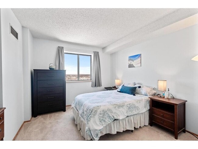 Building Photo - 78 10th St E