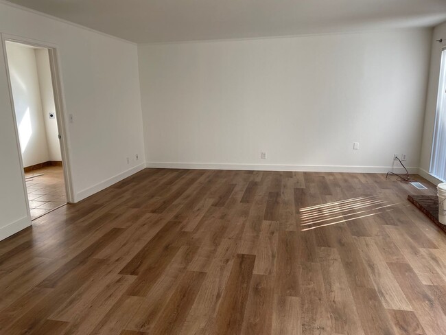 Building Photo - 5 bedroom Pet Friendly remodeled home in P...