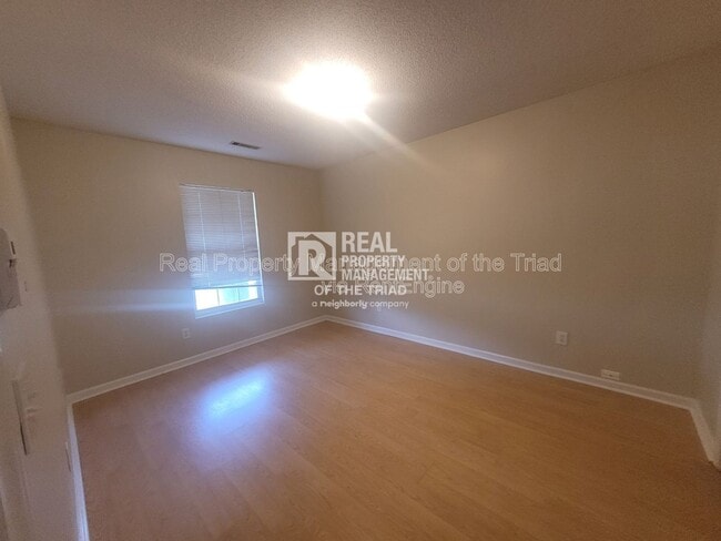 Building Photo - 153 Westmont Dr