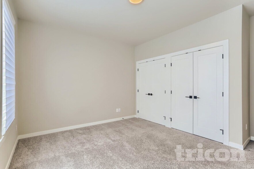 Building Photo - 5035 SE Knapp St