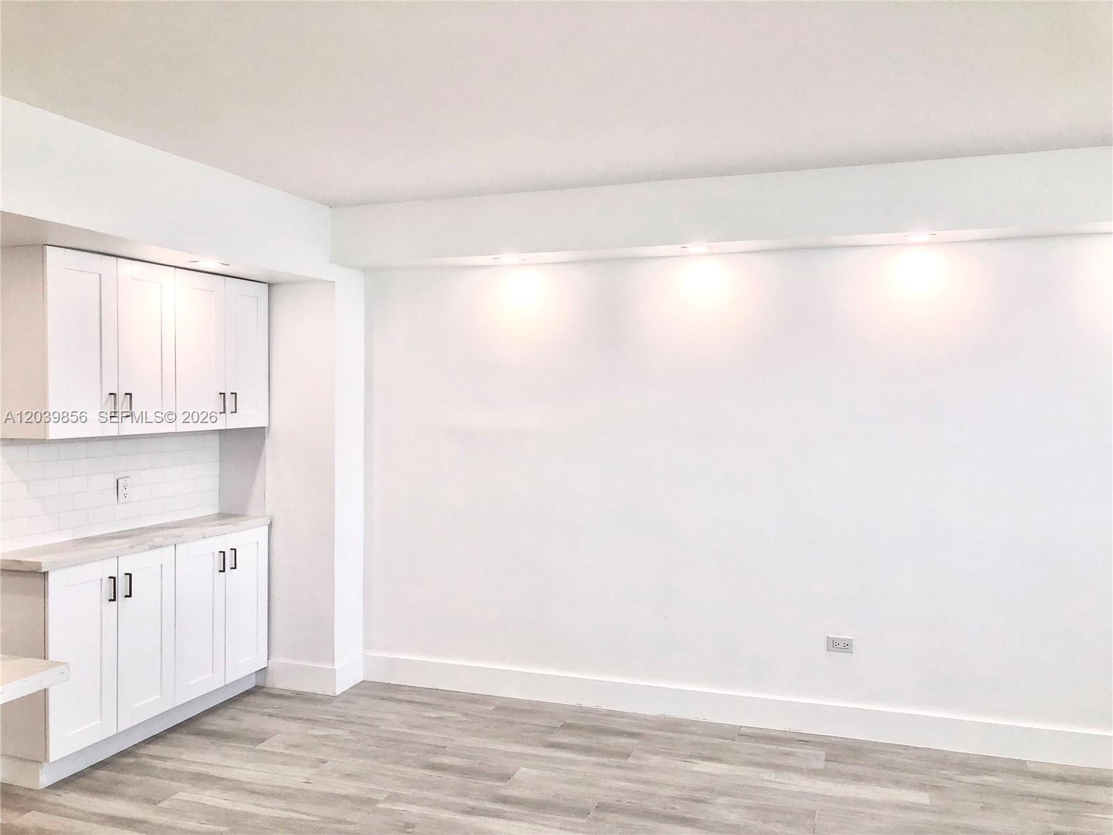 Building Photo - 905 Brickell Bay Dr