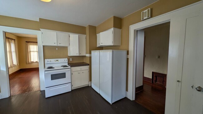 Building Photo - Charming 3 Bedroom House in Downtown