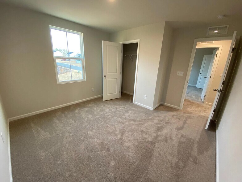 Building Photo - Room in House on Bark Way