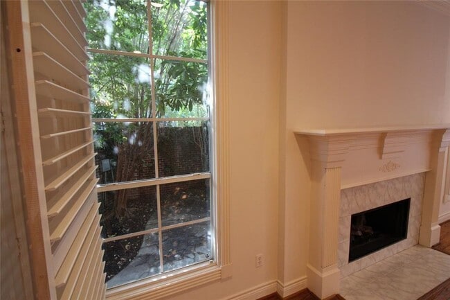 Building Photo - 1816 Devonshire Crescent